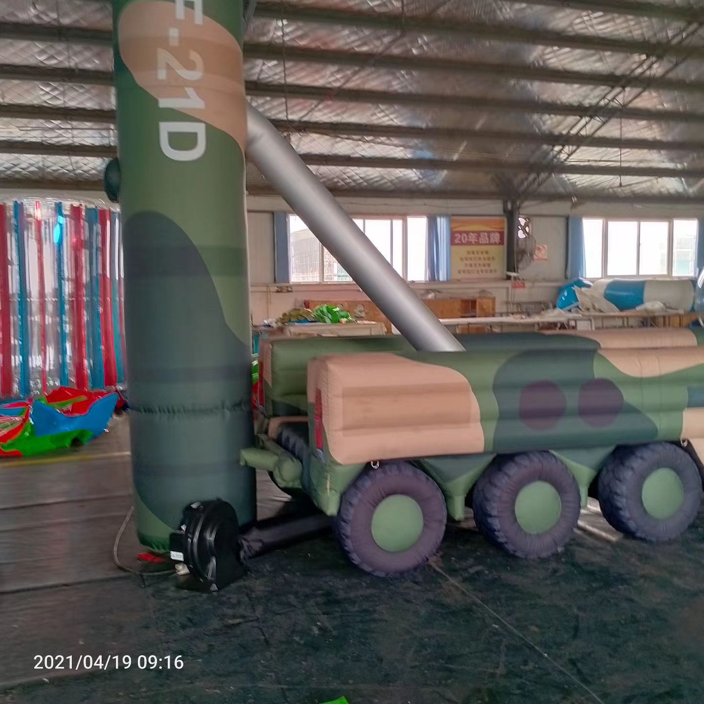 延安军事演习中的充气目标车辆：模拟发射车雷达车坦克飞机